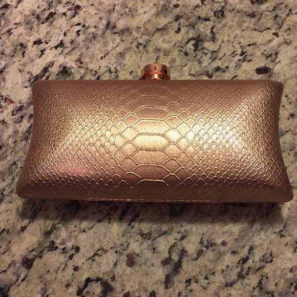 Vince Camuto Handbags - Vince Camuto rose gold clutch
